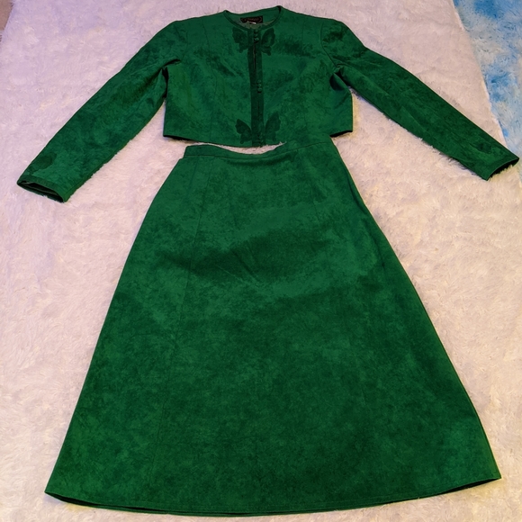 Clarissa Alexandria, VA. Ultrasuede brand fabric 2pc set outfit - Picture 7 of 16